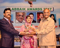 Anwar Masood presented Gold Medal & Award to Wajiha younas Ist Overall Multan (2017)