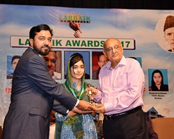 Amjad Islam Amjad presented Gold Medal & Award to Aleesa Kaleem 2nd Overall Lahore (2017)