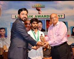 Amjad Islam Amjad presented Gold Medal & Award to Soban Khalid 2nd Overall Lahore (2017)