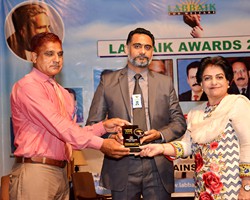 Prof. Dr. Samia Kalsoom presented Shield to Asif Ch  as Top Best Performance (2017)