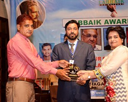 Prof. Dr. Samia Kalsoom presented Shield to Irfan Munawar as 2nd Bet Performance (2017)