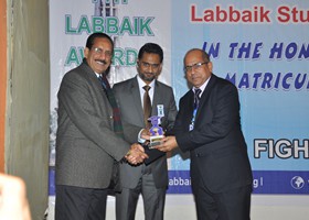 Dr. Ehsan Malik Chairman IBA Punjab University presented Shield to Naimat Ullah Ch Ã¢â‚¬â€œ 2nd Best Performance (2013)