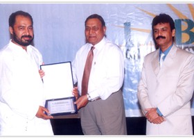 GenÃ‚Â® Moin-ud-Din Haider presented Shield to Rana Rafqat Ali Ã¢â‚¬â€œ 2nd Best Donor. (2005)