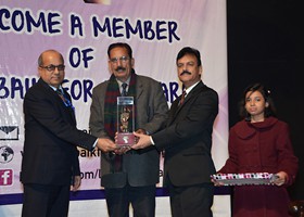 Nisar Zia & Naimat Ullah presented Labbaik Award to Prof. Dr. Ehsan Malik in Labbaik Awards 2015